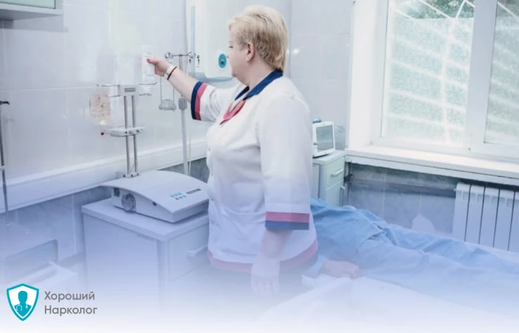 Врач проводит круглосуточный вывод из запоя капельницей